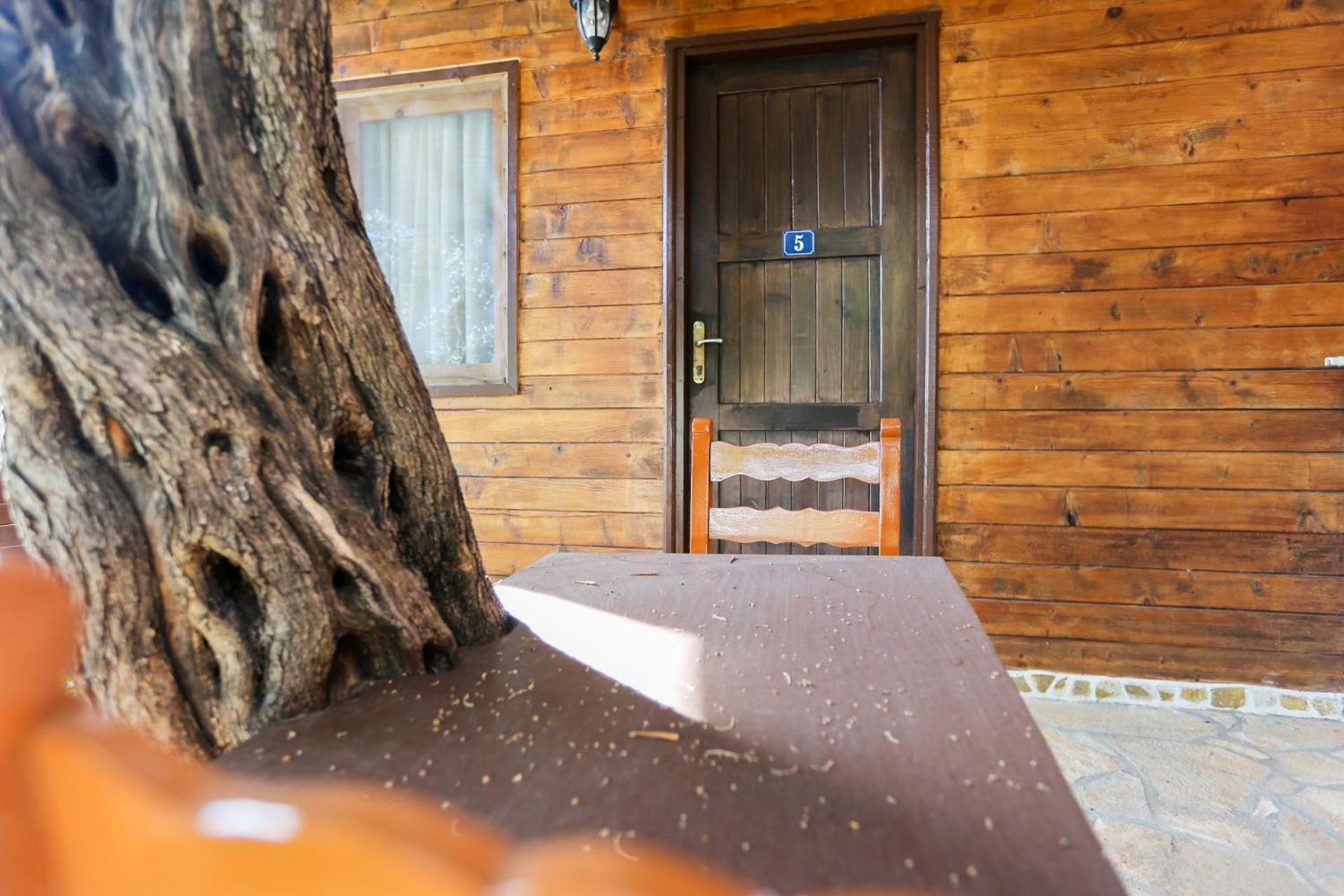 Holiwood Motel Himare Exterior foto