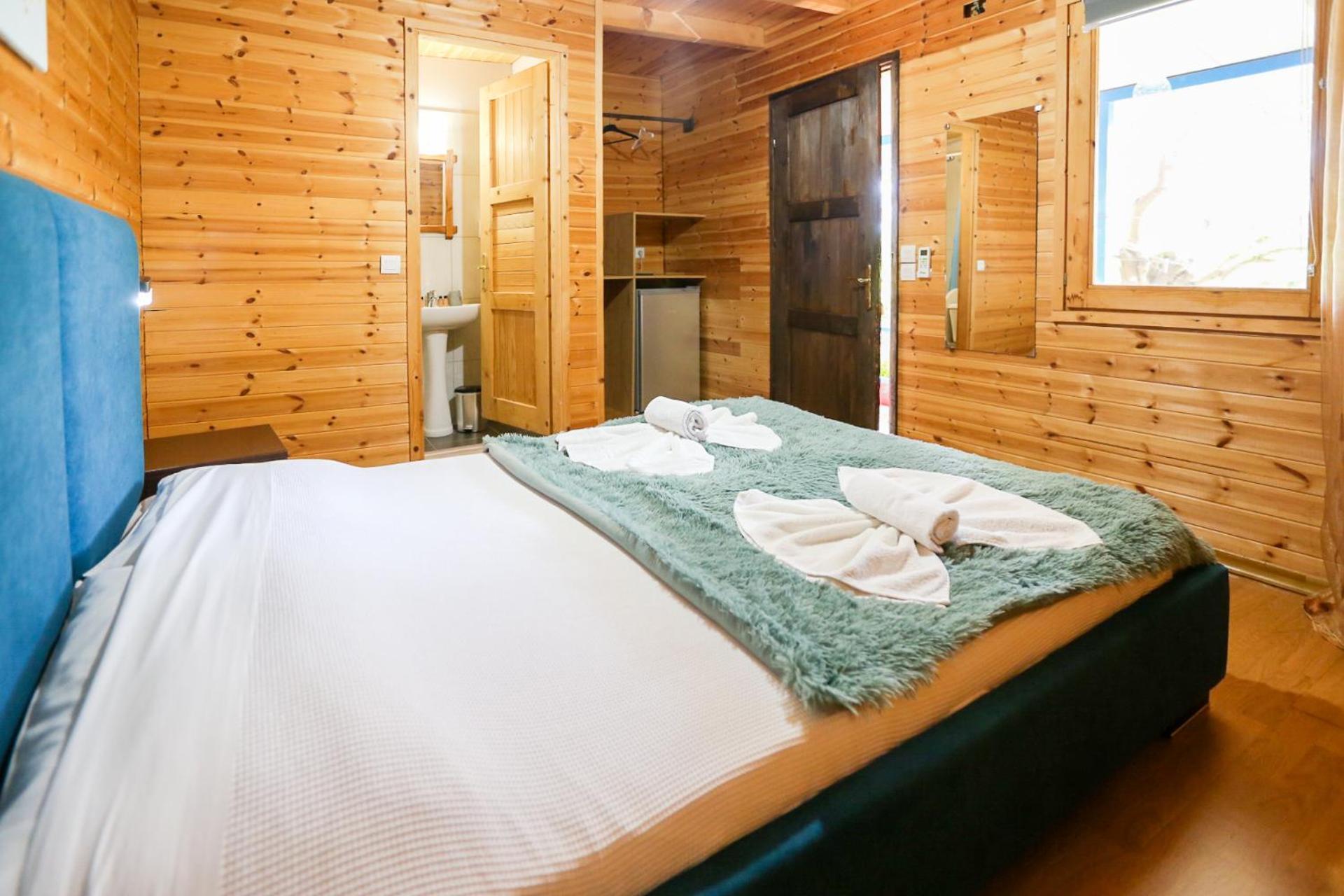 Holiwood Motel Himare Exterior foto